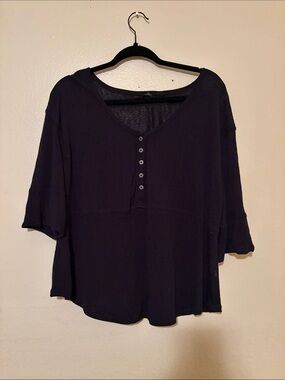 Relaxed V-Neck JW Style Short Sleeve Top - Black